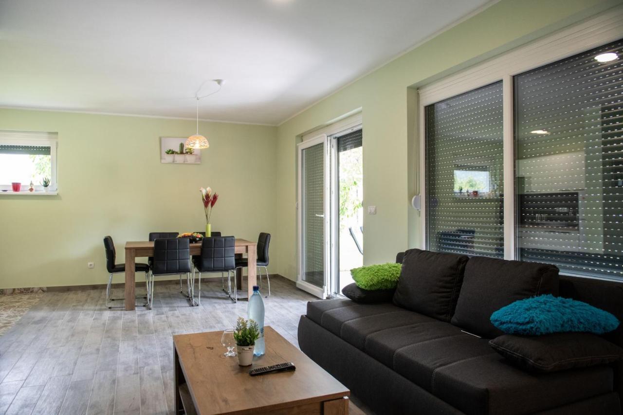 Simply-Una Bihac Luaran gambar